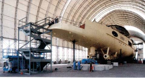 SWIFT 141 - 141 metre  -  - Swift 141, çelik gemi gövdesi modifiye edilene kadar donanma fırkateyni olarak kullanılıyordu. Yeni sistemi, donanımı, lüks iç tasarımı Abu Dabi Mar tersanelerinin taşeron firmalarından biri tarafından tasarlandı ve inşa edildi. Gösterişli üst güvertesi, gelişmiş komposit ve cam elyaf kullanılarak yapıldı. İç dekorasyonu ise Paris'teki Pierrejean Tasarım Stüdyosu'nun eseri. Swift 141, 26 knot hıza kadar ulaşabiliyor. Bu yıl bitirilmesi planlanıyor. -