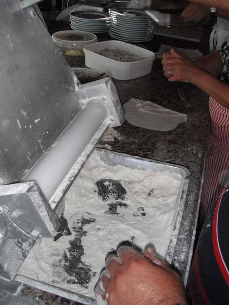 Çiğ börek hamuru açılıyor