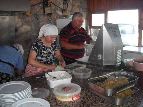Vahit Bey ve eşi çiğ börek yaparken