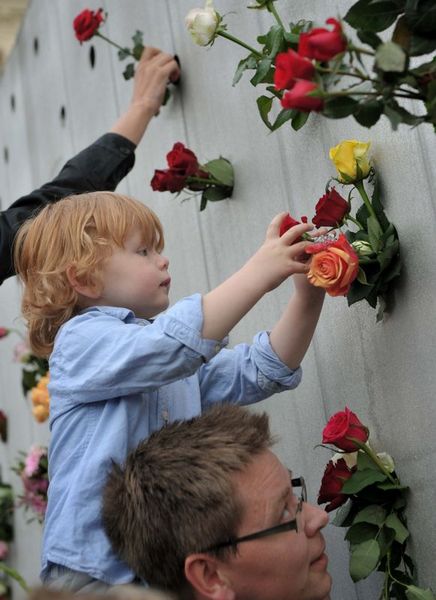 Saldırının şokunu halen yaşayan Norveç'te herkes şimdi dışarından bir terör tehdidi beklenirken bir Norveçli aşırı sağcının nasıl olup da ülke tarihindeki en büyük katliamlardan birini gerçekleştirdiğini tartışıyor.