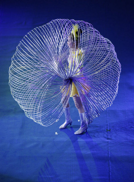 Çinli Linlin, hulahup şovlarıyla elde ettiği ün sayesinde yurtdışındaki bazı açılışlarda gösteri yapıyor.