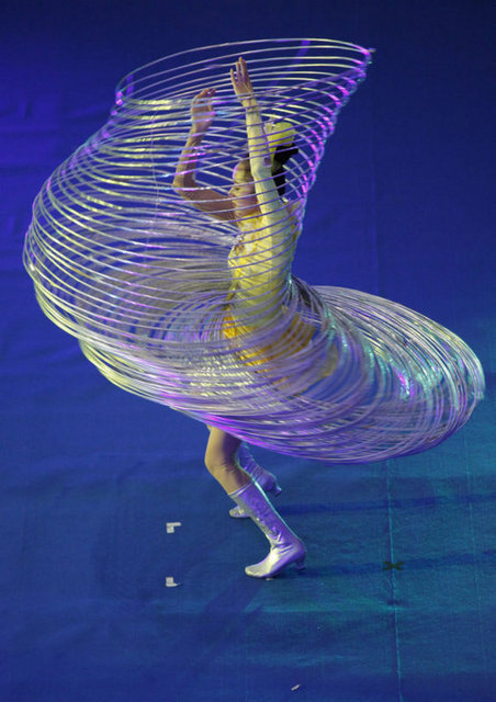 Hulahup kraliçesi olarak tanınan Linlin, 150 hulahupla açılış için gelenlere görsel şölen sundu.