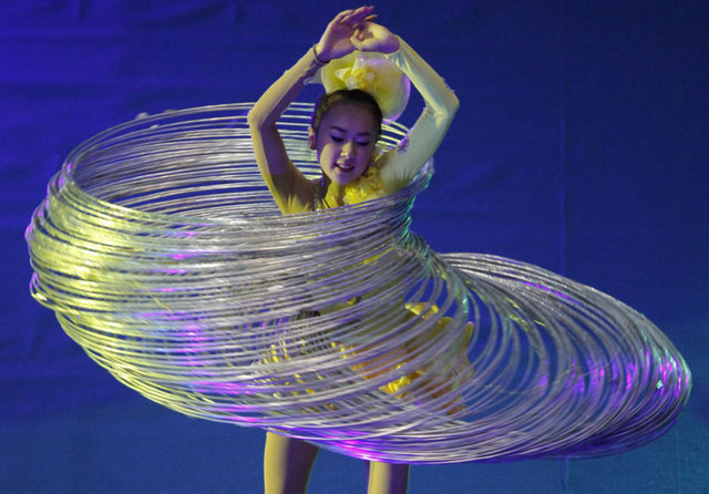 Yerden kaldırmakta bile zorlandığı hulahuplarla gösteri yapan Jin Linlin'in videoları, internetteki sosyal paylaşım sitelerinde büyük ilgi görüyor.