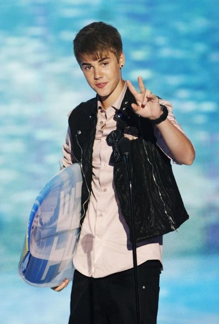 JUSTIN BIEBER
