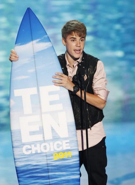 JUSTIN BIEBER