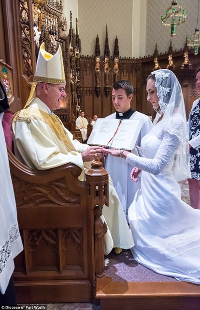 Fort Wayne Bishop Dwenger Lisesi'nde ilahiyat öğretmeni olan Hayes bu kararı yıllar sonra ruhunu tamamen hazır hissettiğinde verdiğini ifade ediyor. -