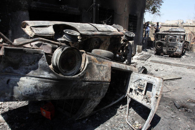 Abdürrahman, gazetecileri kendi yaşadığı eve ve komşularının evlerine götürerek, binanın 3., 4. ve 5. katlarında, odalardaki mermi izlerini gösterdi.