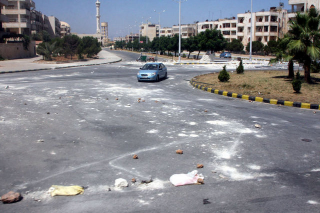 Suriye ordusunun tankları ve ağır silahları çektiğini açıklamasının ardından bu ülkeye geçen gazeteciler, Suriyeli yetkililerin rehberliğinde Hama kentini gezdi.