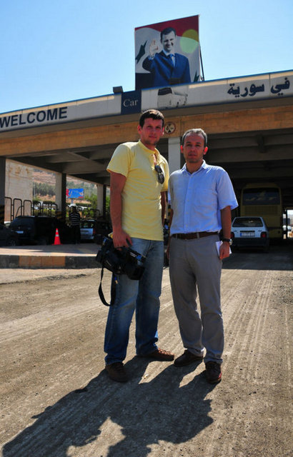 Hamidiye Camisi'nin arka duvarında bir mermi deliği gözlenirken, vatandaşlar caminin duvarlarına askerlerin ateş ettiklerini öne sürdüler. -  - Gazetecilere kenti gezdiren Suriyeli yetkililer ise yanmış ya da tahrip edilmiş kamu binalarını göstererek, bunların, isyancıların işi olduğunu savundular.