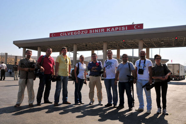 Abdürrahman'ın annesi ve babası da kendilerine ateş edildiğini ve dışarıya çıkmaktan korktuklarını belirtirken, diğer bir amcası, boş kovanları gösterdi ve can güvenliklerinin olmamasından yakındı. -  - Aile, dükkanlarının da kapalı olduğunu ve işe gidemediklerini, askerlerin ibadet saatlerinde bile büyük-küçük, kadın-erkek gözetmeden ateş açtıklarını söyledi.