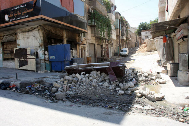 Evin oturma ve yatak odalarında mermi izleri göze çarparken, Abdürrahman, 3. katta yaşayan amcasının dışarıdan gelen bir merminin başına isabet etmesi sonucu hayatını kaybettiğini anlattı. Amcasının yaşadığı belirtilen odanın duvarında kurşun ve tavanında kan izleri görüldü.