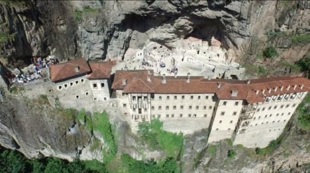 Yılda yerli ve yabancı 600 bin ziyaretçi ağırlayan tarihi manastır bugün bile nasıl yapıldığı konusunda ziyaretçilerini şaşırtıyor. Sümela Manastırı'na ziyaretçilerin daha kolay çıkması için bir teleferik sistemi yapılması planlanıyor. -
