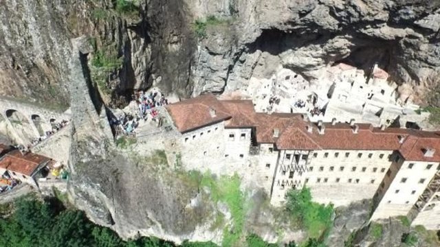 TELEFERİK PLANLANIYOR -  - Bugün belli bir bölgeye kadar araçlarla gelen ziyaretçilerin yürüyerek zorlu bir yolculukla ulaşabildiği tarihi manastırın nasıl yapıldığı gelen turistleri bile şaşırtıyor. -