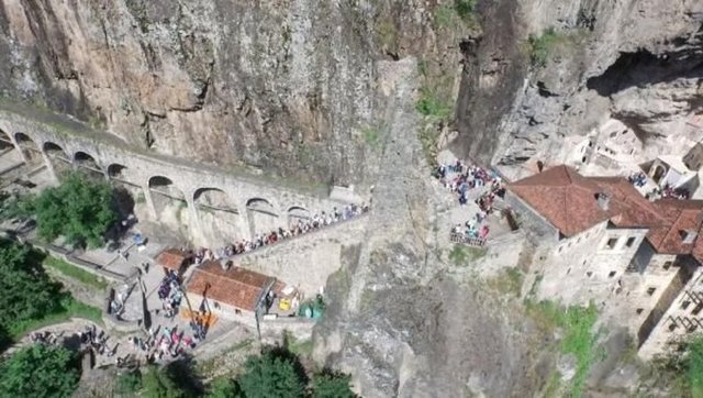 270 METRELİK BİR UÇURUMA YAPILMIŞ -  - Trabzon'un Maçka ilçesinde 1300 metre rakımda 270 metrelik uçurumun üzerine M.S. 365-395 yılları arasında inşa edildiği düşünülen Sümela Manastırı yılda ortalama 600 bin ziyaretçiyi ağırlıyor. -