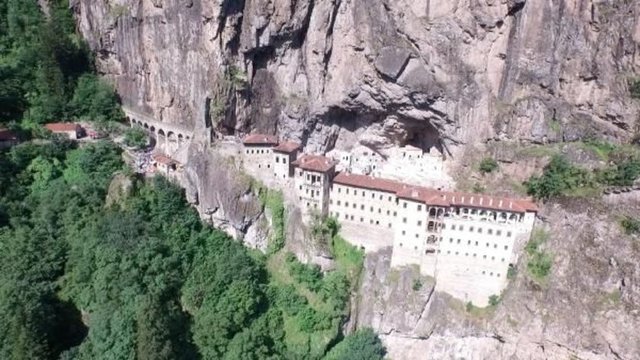 Trabzon'un Maçka ilçesinde bulunan M.Ö. 4. yüzyılda inşa edilen Sümela Manastırı turist akınına uğruyor. -