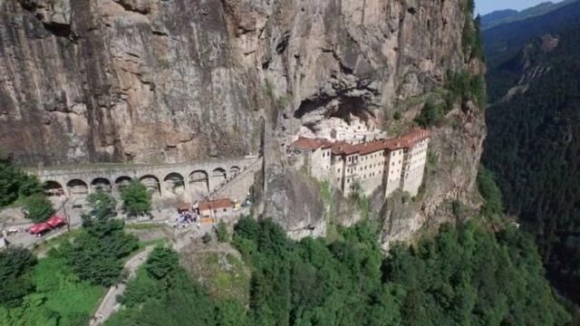 Bir dönem define avcılarının hedefi haline gelen tarihi manastır, çıkan yangınlarda da hasar görmüş, daha sonra restore edilerek bugünkü halini almış ve turizme açılmıştı. -