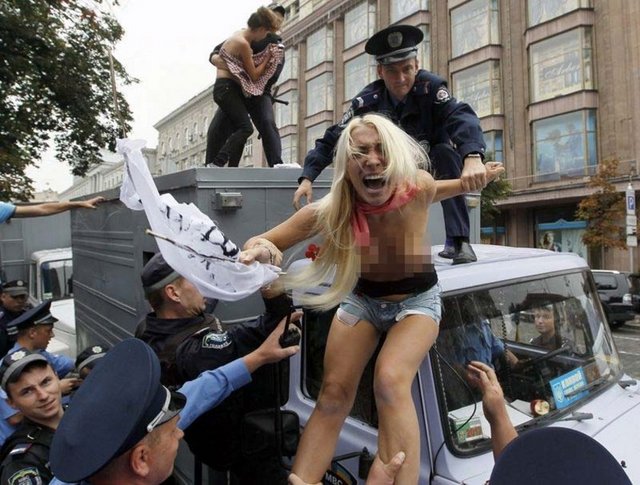Siyasiler aleyhine slogan atan Femen üyeleri gözaltına alındı.