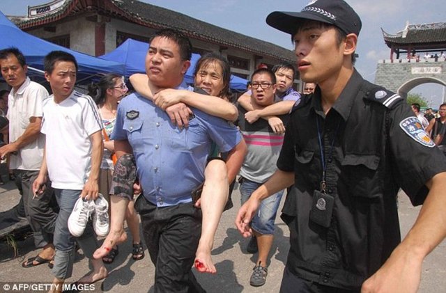 Nehirde oluşan dev dalga turistleri adeta yutarken, izleyenler bir anda gösterinin bir parçası haline gelmenin şaşkınlığı içinde kaldı.
