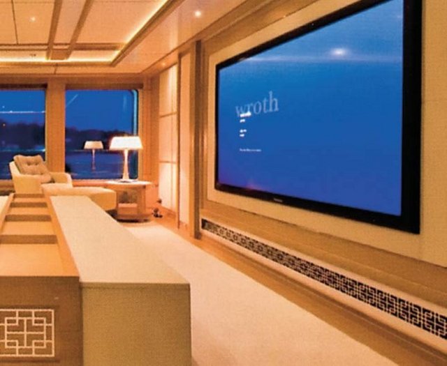 Misafirler, dinlenme odasında televizyon izleme imkânına sahip.