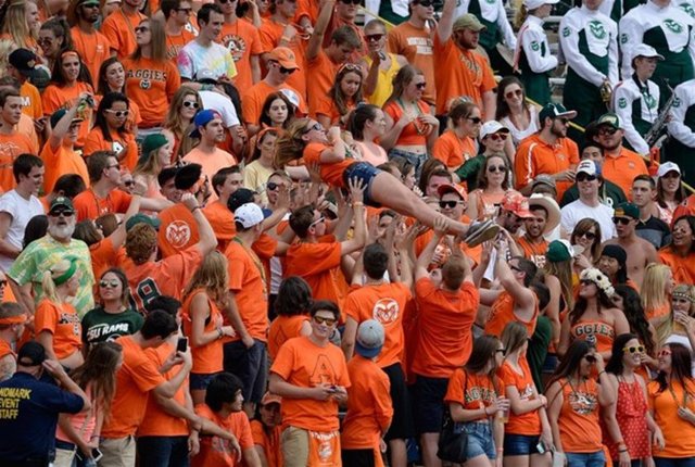 ABD'de üniversiteler arası Amerikan Futbol Liginde tribünleri dolduran üniversiteli taraftarların çılgın kostümleri ve şovları dikkat çekiyor...