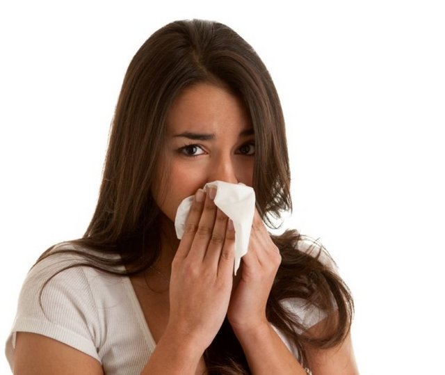 Grip, soğuk algınlığı ile karıştırılsa da bu hastalık ateş yükselmeden, hafif kırgınlık, burun akıntısı ve hapşırma gibi belirtilerle kendini gösterirken, halsizliğe yol açmadığı için yatak istirahati gerektirmiyor. -