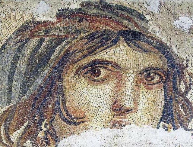 Cumhuriyet tarihinin en büyük müzesi olan Zeugma Mozaik Müzesi, dünyanın en büyük mozaik müzesi kabul edilen Tunus'taki "Çingene Kızı" adını verilen mozaik, Zeugma`da, 30-35 yıl önce kaçakçılar tarafından açılan ve her tarafı delik-deşik olan alanda ortaya çıkarıldı. Kaçakçıların, diğer figürleri kaldırdıkları belirlenen Çingene Kızı`nı görmemeleri, büyük bir şans olarak değerlendiriliyor.