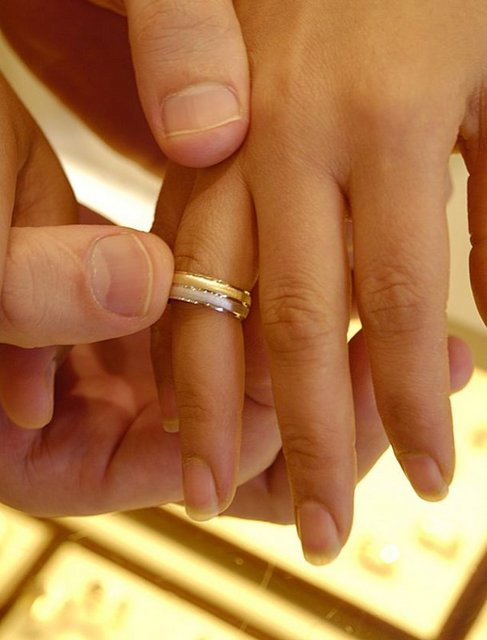 Hatalara Duyarlı Olmayın: Hiç kimse mükemmel değildir ve hatalar tekrarlanmadıkça görmezden gelinmelidir. Gördüğünüz şeyi söylemezseniz hafızanızdan uçup gider, söylerseniz hafızanızda yer eder. Bu nedenle her olumsuzluğu sözcüklere dökmemek gerekir. Böylece hem çabucak unutursunuz hem de tekrarlanma ihtimali olmayan bir olay için eşinizi incitmemiş olursunuz.