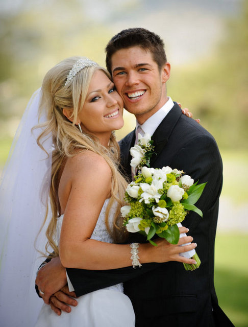 Evliliğinize Zaman Ayırın: Eşlerin tüm zamanlarını birlikte geçirmeleri özellikle çalışan ailelerde neredeyse imkansızdır. Çiftler, evde olsun dışarıda olsun akşam yemeklerini birlikte yemeye gayret göstermeli, pazar sabahları hep beraber uzun kahvaltı keyifleri yapmalıdır. Akşam yemekleri haftada 2'den aza indiğinde tehlike başlamış demektir. Ayda bir kaç kez konsere, sinemaya, tiyatroya bu da olmazsa pikniğe gidilmeli, seyahatlerden eşlere hediyelerle dönülmelidir. -