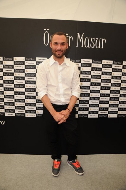 ÖZGÜR MANSUR