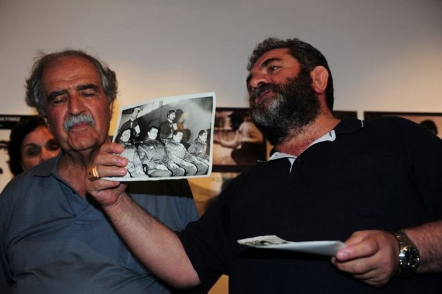 Dövülerek öldürülen yayıncı İlhan Erdost'un ağabeyi Muzaffer Erdost, müzede kardeşini öldüren askerlerin fotoğraflarını basın mensuplarına gösterdi