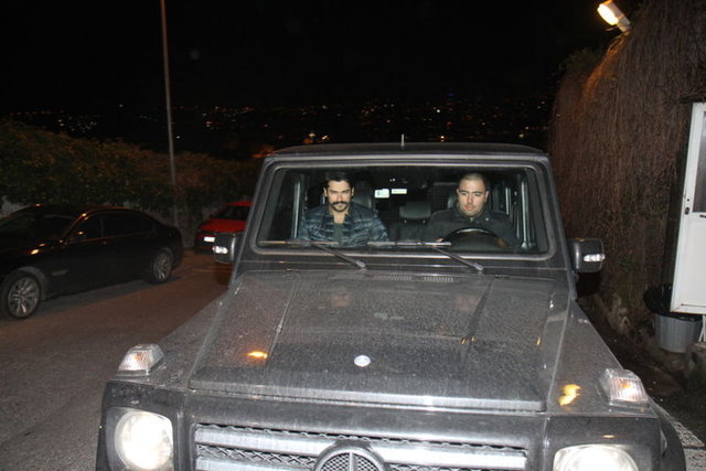 Gecenin sonunda alkollü olduğu için aracının şoför koltuğuna mekânın valesini oturtan Özçivit, polis çevirmesini atlattıktan sonra direksiyona geçerek şoke etti.