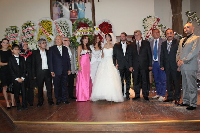 DUGUN SONRASI TOPLU AİLE FOTOĞRAFI