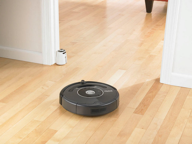 3 - iRobot Roomba: NASA'nın Mars araştırmalarında kullandığı robotları üreten ABD'li iRobot firmasının geliştirdiği temizlik robotlarından olan Roomba 500 serisi, yaklaşık 3 saatte tam şarj oluyor. Halı, kilim, parke, mermer veya taş zeminde çalışabilen temizlik robotunun özel olarak evcil hayvanların tüylerini toplamak için farklı fırçaları barındıran modeli de bulunuyor.