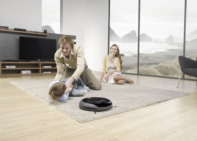 Kendi rotasını çizen robot, şarjı azaldığında otomatik olarak şarj yuvasına dönüyor ve ardından kaldığı yerden temizliğe devam edebiliyor. 2 saatte şarj olan cihazın şarjı 1.5 saat gidiyor.