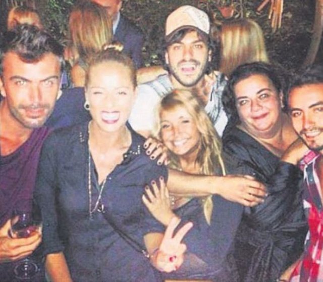 Hande Yener daha önce de kendiside 10 yaş küçük oyuncu Kadir Doğulu ile 3 yıl birlikte olmuştu.