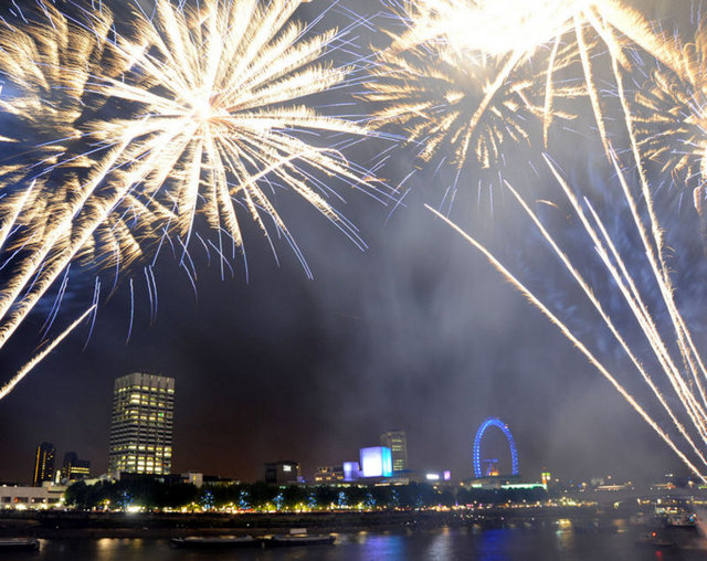 Festivalin kapanışında 2000'e yakın sambacı renkli kostümleriyle geçit töreni düzenledi, daha sonra görsel şölene dönen havai fişek gösterisi yapıldı.