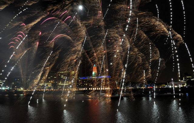 346 kilometre uzunluğu ile Birleşik Krallık'taki en uzun ikinci nehir olan Thames'in kıyısında iki gün boyunca süren festivalde, filmler gösterildi, konserler verildi.