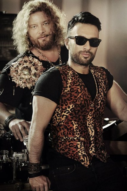 Zamansız Şarkılar II albümünün çıkış şarkısı Hop De'nin video klibi için kamera karşısına geçen İskender Paydaş ve Tarkan'ın bu karesi, pop starının yeni imajını da ilk kez gözler önüne serdi.