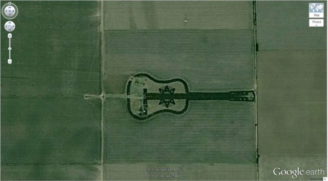 Tarla benzeri bir alana ağaç veya çalılarla kusursuz bir şekilde gitar şekli çizilmiş. Bu şeklin de kim tarafından ve ne amaçla yapıldığı sırrını koruyor.