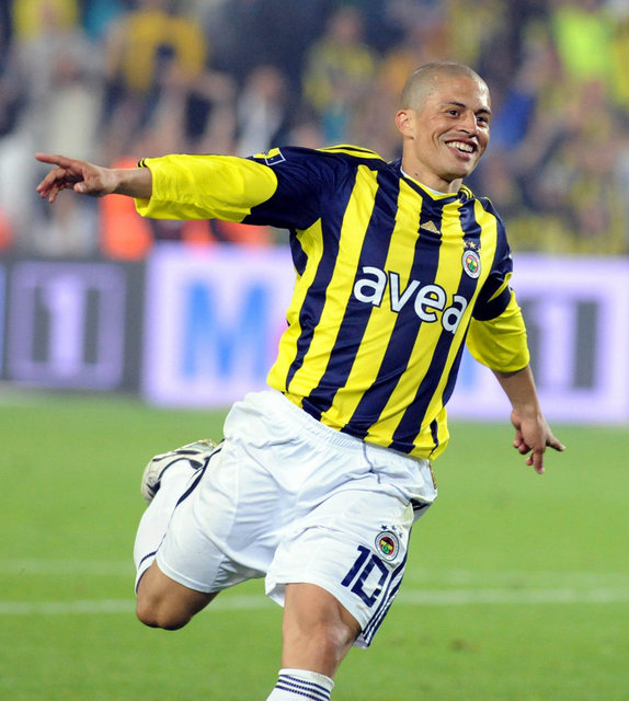 - Brezilyalı futbolcu Fenerbahçe'nin Avrupa kupaları mücadelesinde en golcü futbolcusu olma unvanını da elinde bulunduruyor.