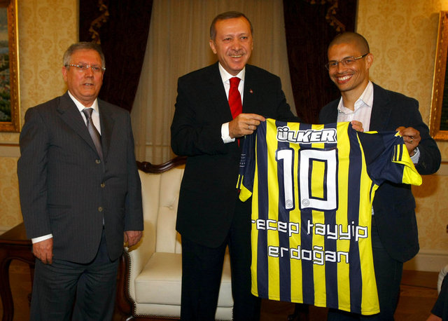 - Fenerbahçe formasıyla Türkiye Kupası'nda 32 maçta 15 gol atan Alex, takımının bu kupada en çok oynayan ve en çok golü bulunan yabancı futbolcusu unvanına da sahip. -