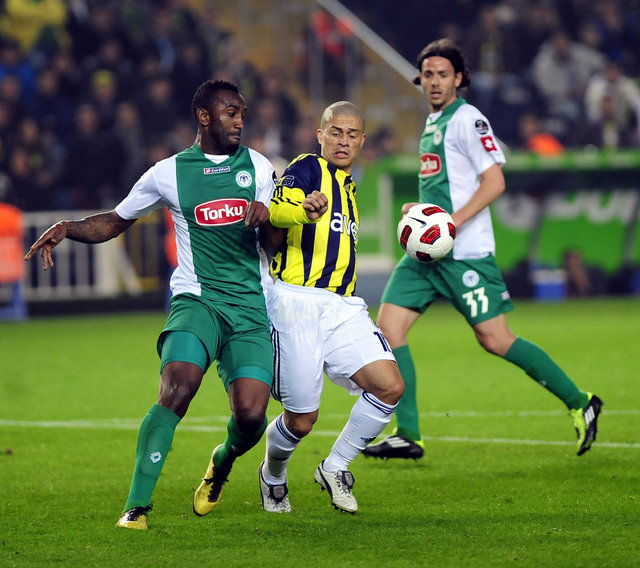 Brezilyalı, geçen sezon ligin 13. haftasında Fenerbahçe'nin Bucaspor'u 5-2 yendiği maçta 1. dakikada attığı golle, sarı-lacivertli ekibin lig tarihindeki 3000. golüne imzasını koydu.