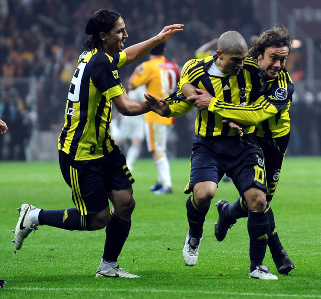 2006-2007 sezonunda attığı 19 golle ''Gol Kralı'' olan Alex, Fenerbahçe'nin lig tarihinde ilk yabancı kralı olma unvanını elde etti. Alex 2010-2011 sezonunda 28 golle Türkiye'de ikinci kez krallık tacını taktı. -  -  -  - 2006-2007 sezonunda attığı 19 golle ''Gol Kralı'' olan Alex, Fenerbahçe'nin lig tarihinde ilk yabancı kralı olma unvanını elde etti. Alex 2010-2011 sezonunda 28 golle Türkiye'de ikinci kez krallık tacını taktı.