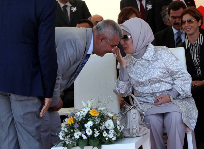 &quot;Emine Erdoğan’ın önünde niye eğildim?&quot;