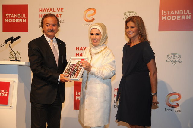 EMİNE ERDOĞAN, OYA ECZACIBAŞI