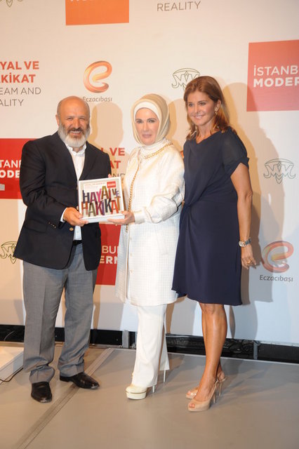 EMİNE ERDOĞAN, OYA ECZACIBAŞI