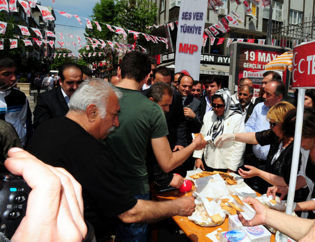 Ve seçim dönemi böyle görüntülere sahne olmuştı