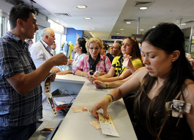 ccelik1907 - fazla süslenmeyin zaten güzelsiniz maça mı bakcaz size mi bilemedim :) -