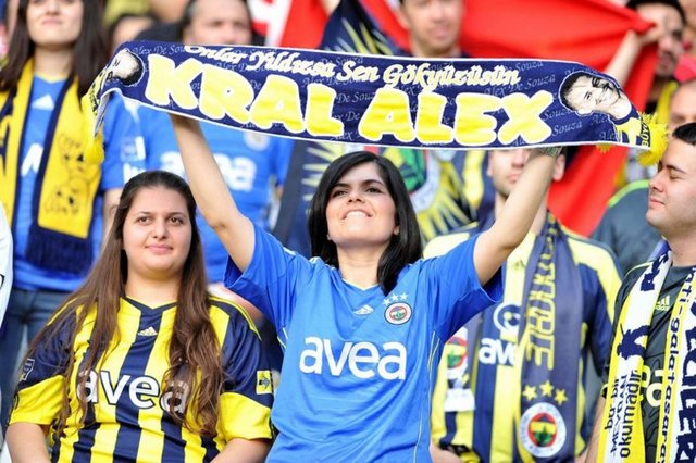 - KarakurtC - bu akşamki maç çok renkli olacak.hiç erkek yok 50000 bayan taraftar saracoğlunda :) -