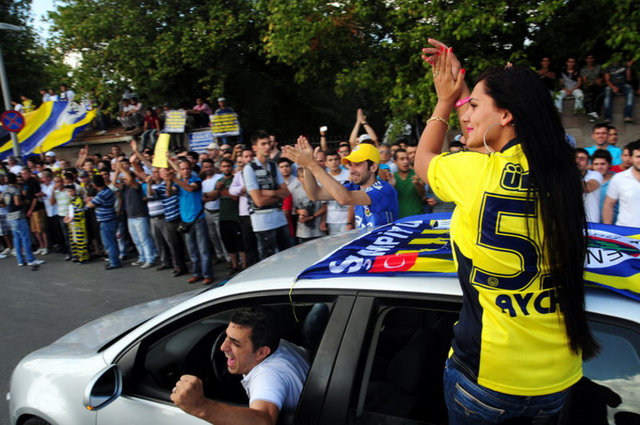 XcuLsiVe - Erkek-kadın-çocuk.. Bir dev uyanıyor... Fenerbahçe; siyasi görüşü, dini, milleti ne olursa olsun insanları birleştiriyor -